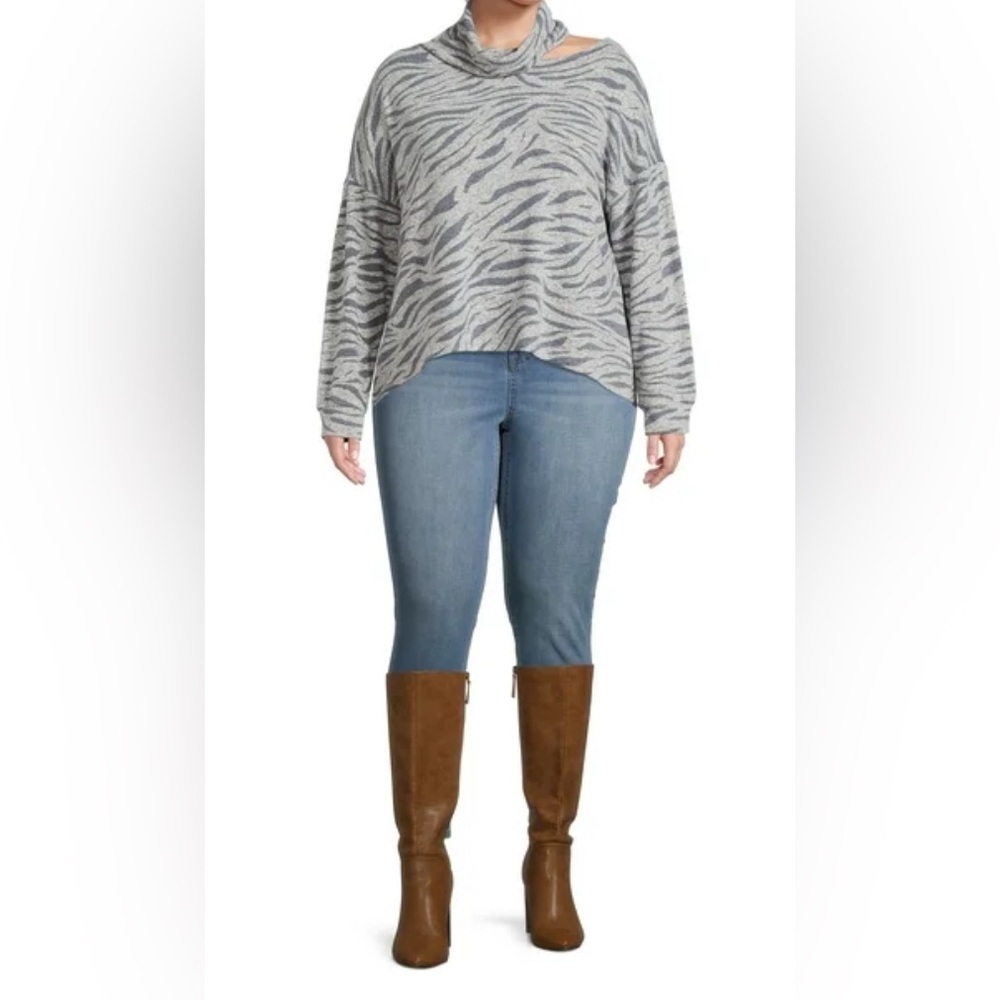 Terra & Sky Women's Plus Size Cut Out Turtleneck Top(Bust 44”)
